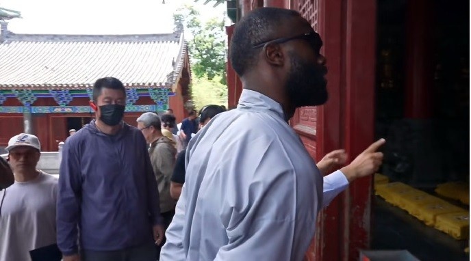 布朗少林寺习武：效仿文班亚马？