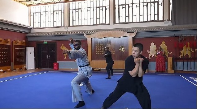 布朗少林寺习武：效仿文班亚马？