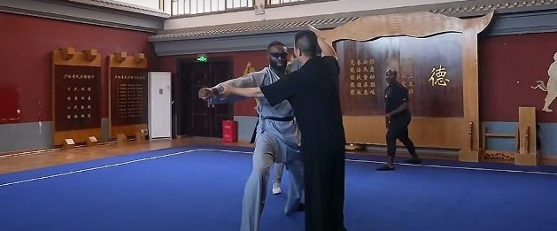 布朗少林寺习武：效仿文班亚马？