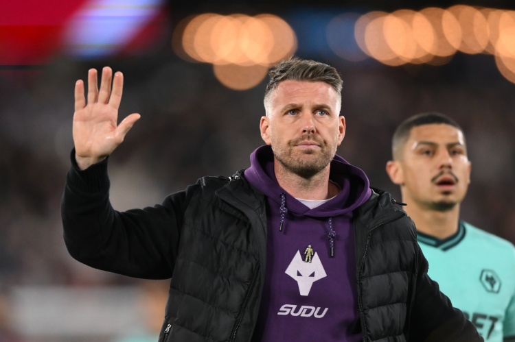 狼队更衣室愤怒：爱德华兹被解雇激怒全队，特里皮尔首当其冲