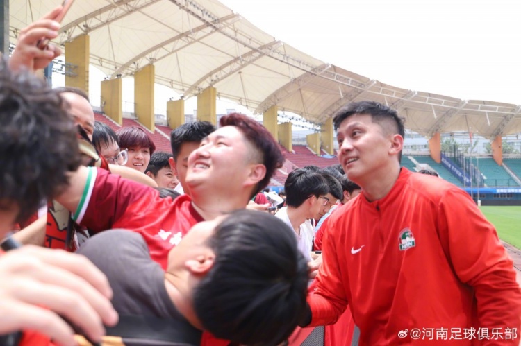河南队间歇期备战公开:数百球迷冒暑观训,球员赛后集体签名